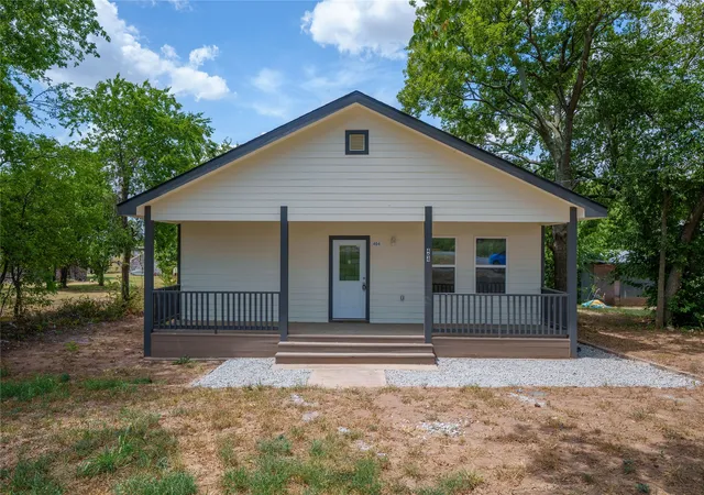 Photo 1 of Single family home for sale at 404 Campbell St, Bowie, TX 76230 | MLS# 21346071 | Listing updated on 2026-09-16