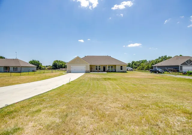 Photo 1 of Single family home for sale at 4930 Midway Rd, Weatherford, TX 76085 | MLS# 21346028 | Listing updated on 2026-09-20