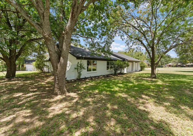 Photo 2 of Single family home for sale at 202 Roaring Springs Dr, Joshua, TX 76058 | MLS# 21342750 | Listing updated on 2026-10-04