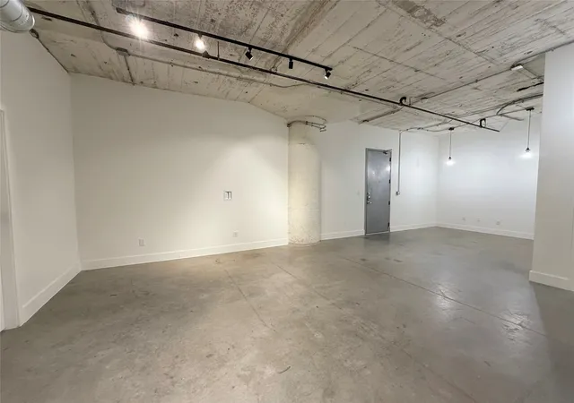Photo 4 of Condo for sale at 1122 Jackson St #522, Dallas, TX 75202 | MLS# 21346323 | Listing updated on 2026-07-31