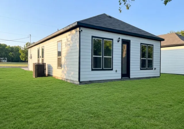 Photo 10 of Single family home for sale at 915 E 11th Ave, Corsicana, TX 75110 | MLS# 21346340 | Listing updated on 2026-09-15