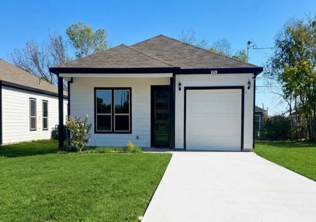 Photo 1 of Single family home for sale at 915 E 11th Ave, Corsicana, TX 75110 | MLS# 21346340 | Listing updated on 2026-09-15