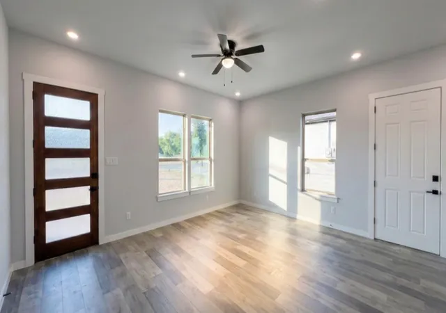 Photo 2 of Single family home for sale at 915 E 11th Ave, Corsicana, TX 75110 | MLS# 21346340 | Listing updated on 2026-09-15