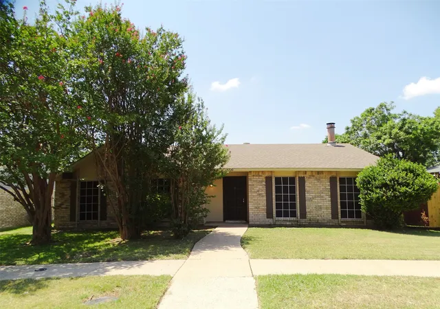 Photo 1 of Single family home for sale at 7220 Emory Oak Ln, Dallas, TX 75249 | MLS# 21346325 | Listing updated on 2026-09-30