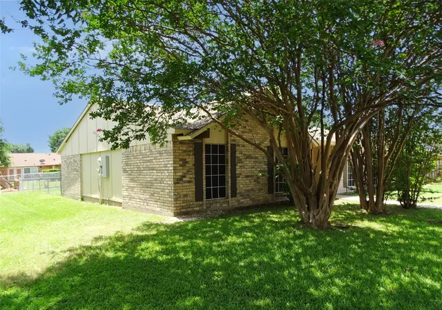 Photo 2 of Single family home for sale at 7220 Emory Oak Ln, Dallas, TX 75249 | MLS# 21346325 | Listing updated on 2026-09-30