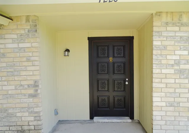 Photo 3 of Single family home for sale at 7220 Emory Oak Ln, Dallas, TX 75249 | MLS# 21346325 | Listing updated on 2026-09-30