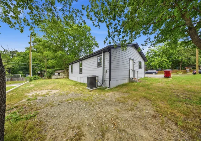 Photo 15 of Single family home for sale at 500 S 4th St, Bonham, TX 75418 | MLS# 21343130 | Listing updated on 2026-09-12