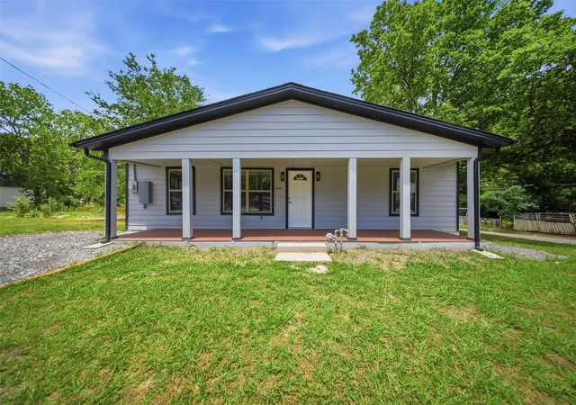 Photo 1 of Single family home for sale at 500 S 4th St, Bonham, TX 75418 | MLS# 21343130 | Listing updated on 2026-09-12