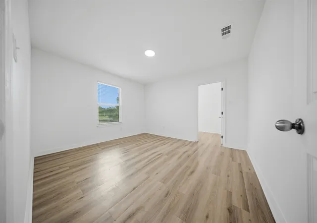 Photo 3 of Single family home for sale at 500 S 4th St, Bonham, TX 75418 | MLS# 21343130 | Listing updated on 2026-09-12