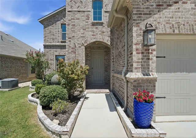 Photo 3 of Single family home for sale at 5616 Salt Springs Dr, Fort Worth, TX 76179 | MLS# 21346213 | Listing updated on 2026-07-31