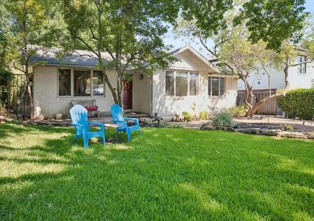 Photo 2 of Sale Pending at 7233 Meadow Lake Ave, Dallas, TX 75214 | MLS# 21346062 | Listing updated on 2026-09-22
