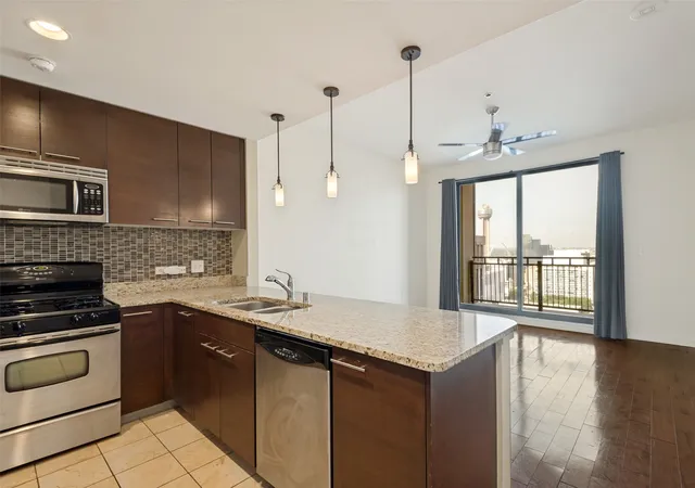 Photo 3 of Condo for sale at 1200 Main St #1703, Dallas, TX 75202 | MLS# 21346443 | Listing updated on 2026-09-16