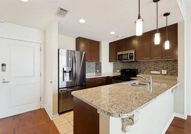 Photo 4 of Condo for sale at 1200 Main St #1703, Dallas, TX 75202 | MLS# 21346443 | Listing updated on 2026-09-16
