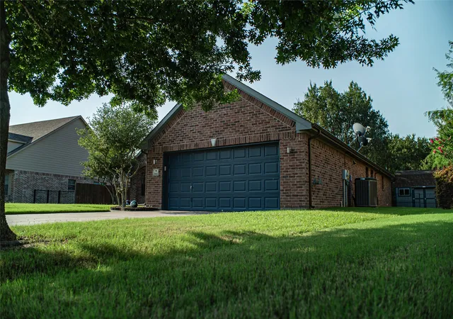 Photo 3 of Single family home for sale at 2521 Glenn Ranch Dr, Burleson, TX 76028 | MLS# 21346489 | Listing updated on 2026-08-02