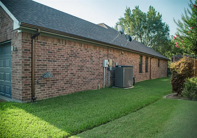 Photo 4 of Single family home for sale at 2521 Glenn Ranch Dr, Burleson, TX 76028 | MLS# 21346489 | Listing updated on 2026-08-02