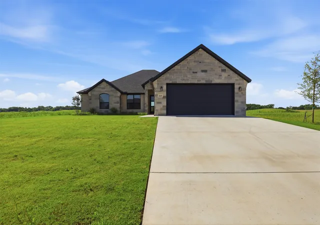 Photo 2 of Single family home for sale at 117 Eagle Ct, Glen Rose, TX 76077 | MLS# 21345374 | Listing updated on 2026-08-01