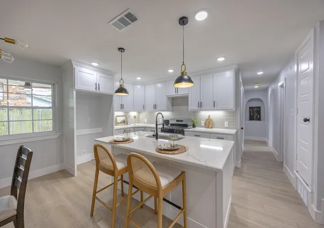 Photo 1 of Single family home for sale at 1208 Andrews St, Arlington, TX 76011 | MLS# 21346542 | Listing updated on 2026-10-01