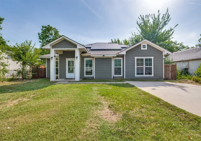 Photo 1 of Single family home for sale at 207 Ennis St, Waxahachie, TX 75165 | MLS# 21327117 | Listing updated on 2026-09-11