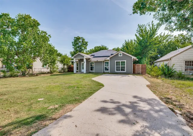 Photo 2 of Single family home for sale at 207 Ennis St, Waxahachie, TX 75165 | MLS# 21327117 | Listing updated on 2026-09-11
