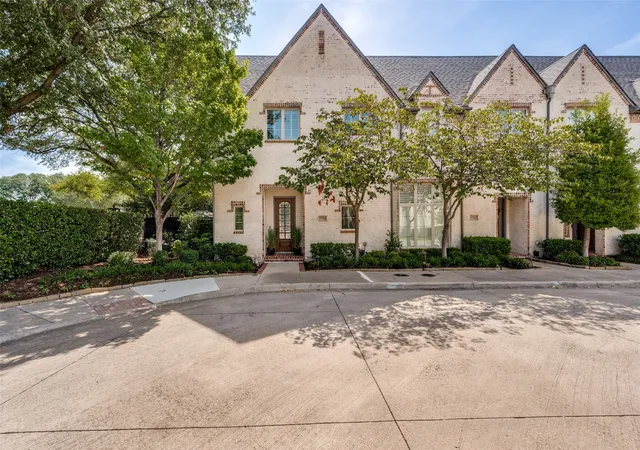Townhouse for sale at 17254 Lechlade Ln, Dallas, TX 75252 | MLS# 21344732
