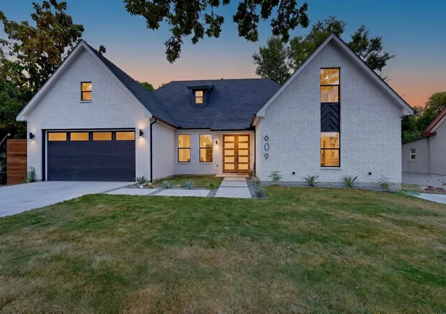 Photo 1 of Single family home for sale at 609 E Grove St, Kaufman, TX 75142 | MLS# 21346458 | Listing updated on 2026-07-31