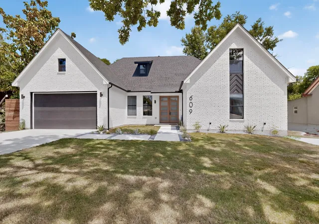 Photo 2 of Single family home for sale at 609 E Grove St, Kaufman, TX 75142 | MLS# 21346458 | Listing updated on 2026-07-31