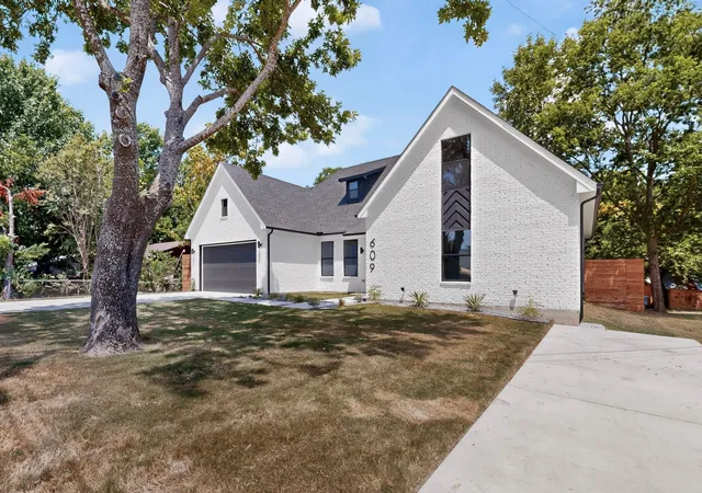 Photo 3 of Single family home for sale at 609 E Grove St, Kaufman, TX 75142 | MLS# 21346458 | Listing updated on 2026-07-31