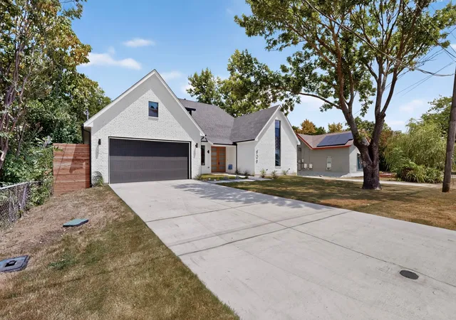 Photo 3 of Single family home for sale at 609 E Grove St, Kaufman, TX 75142 | MLS# 21346458 | Listing updated on 2026-07-31