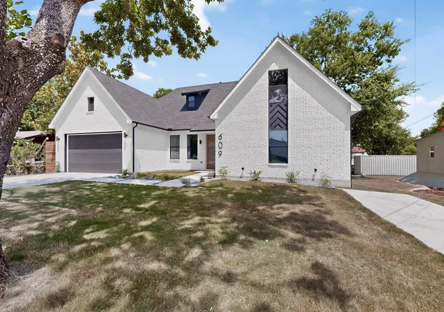 Photo 4 of Single family home for sale at 609 E Grove St, Kaufman, TX 75142 | MLS# 21346458 | Listing updated on 2026-07-31