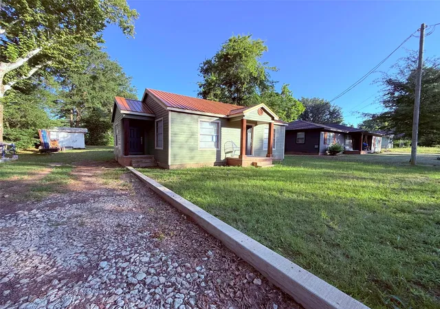 Photo 3 of Single family home for sale at 917 Sherrill St, Winnsboro, TX 75494 | MLS# 21346714 | Listing updated on 2026-09-28