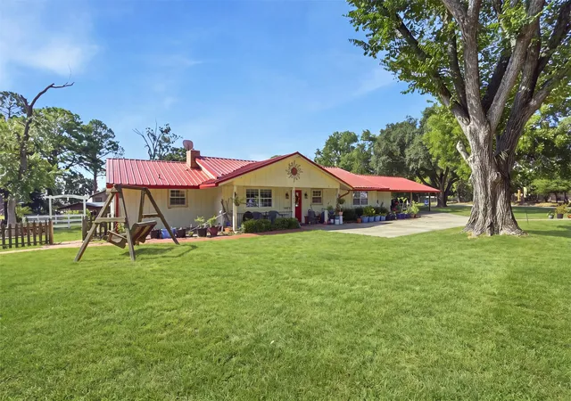 Photo 4 of Single family home for sale at 1913 Austin Aisle, Tool, TX 75143 | MLS# 21344340 | Listing updated on 2026-09-14