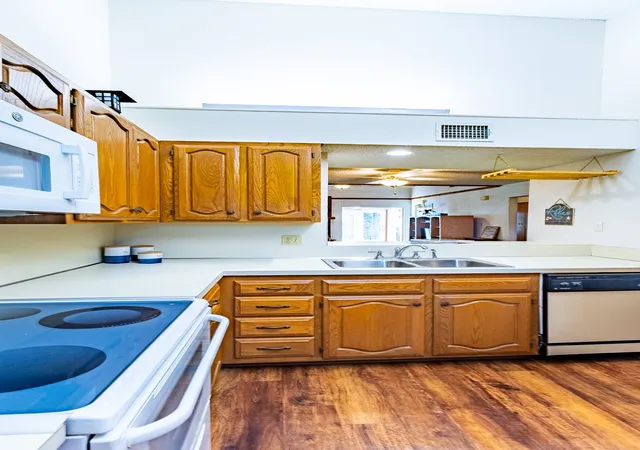 Listing Photo 4 - Condo for sale in building located at 3033 Hells Gate Loop, Strawn, TX 76475 - Unit #E206