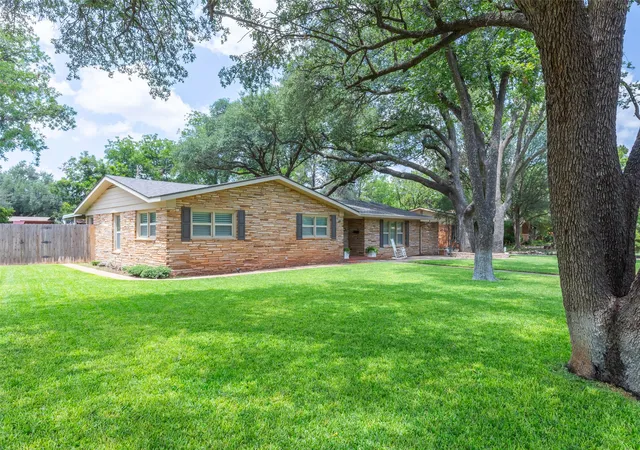 Photo 1 of Single family home for sale at 1518 Elmwood Dr, Abilene, TX 79605 | MLS# 21344268 | Listing updated on 2026-09-10