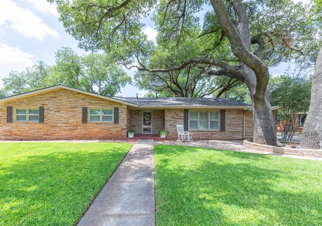 Photo 2 of Single family home for sale at 1518 Elmwood Dr, Abilene, TX 79605 | MLS# 21344268 | Listing updated on 2026-09-10
