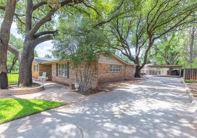 Photo 3 of Single family home for sale at 1518 Elmwood Dr, Abilene, TX 79605 | MLS# 21344268 | Listing updated on 2026-09-10