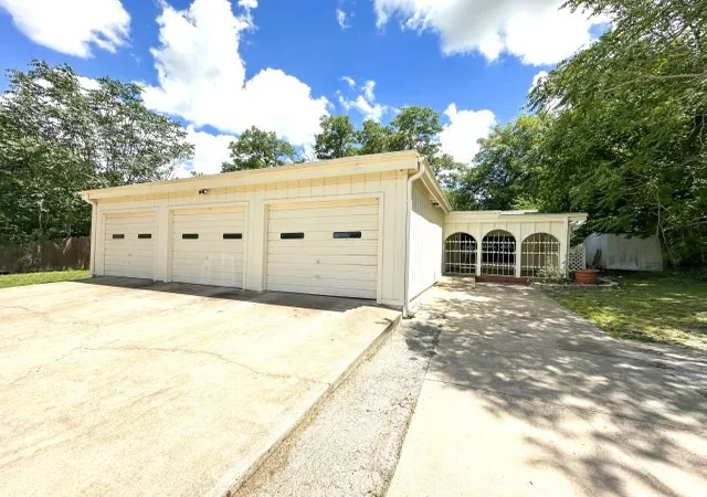 Photo 1 of Single family home for sale at 302 W Highland Ave, Comanche, TX 76442 | MLS# 21346814 | Listing updated on 2026-09-30