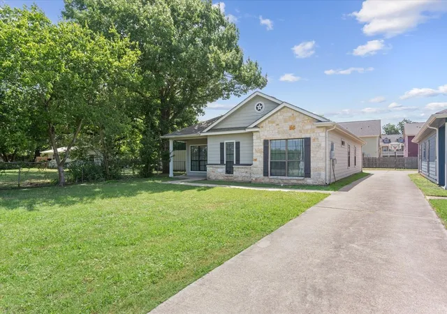 Photo 2 of Single family home for sale at 200 Garden Dr, Waco, TX 76706 | MLS# 21344388 | Listing updated on 2026-07-31