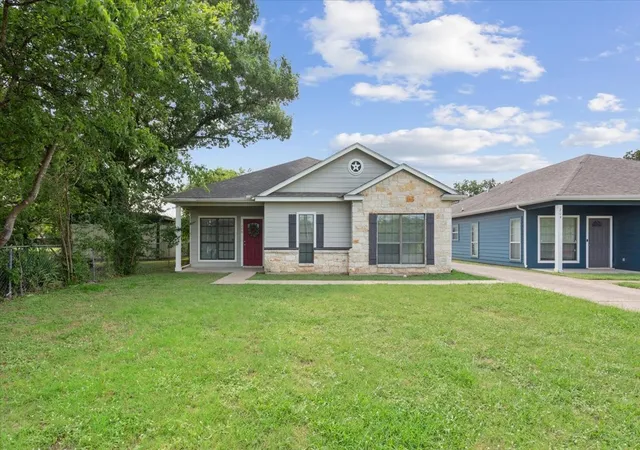 Photo 3 of Single family home for sale at 200 Garden Dr, Waco, TX 76706 | MLS# 21344388 | Listing updated on 2026-07-31