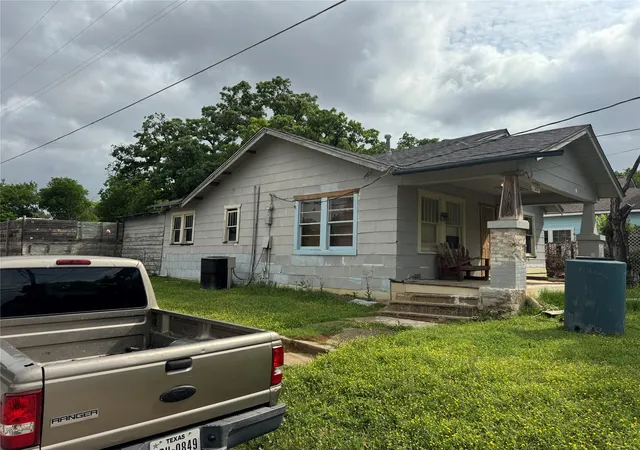 Photo 4 of Single family home for sale at 3301 Baylor St, Fort Worth, TX 76119 | MLS# 21346841 | Listing updated on 2026-09-14