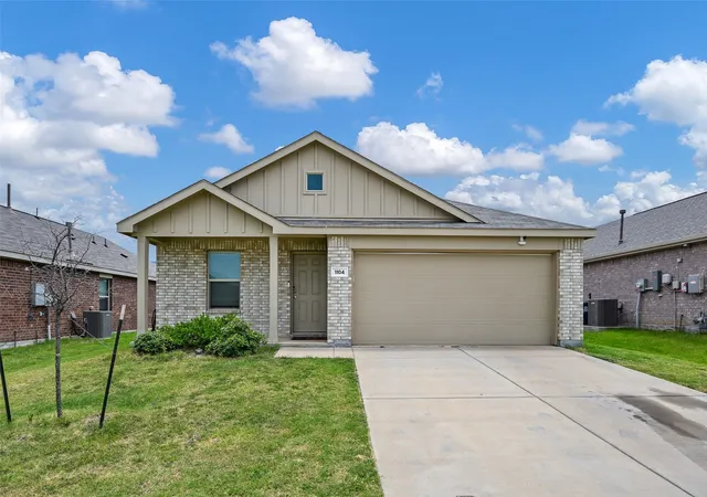 Photo 1 of Single family home for sale at 1104 Crestview Dr, Hutchins, TX 75141 | MLS# 21346897 | Listing updated on 2026-08-01