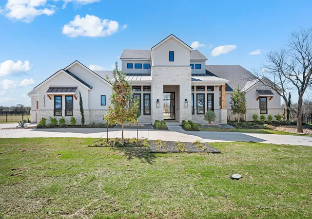 Photo 1 of Mansion for sale at 10516 Fleming Pointe Dr, Fort Worth, TX 76179 | MLS# 21346905 | Listing updated on 2026-10-04