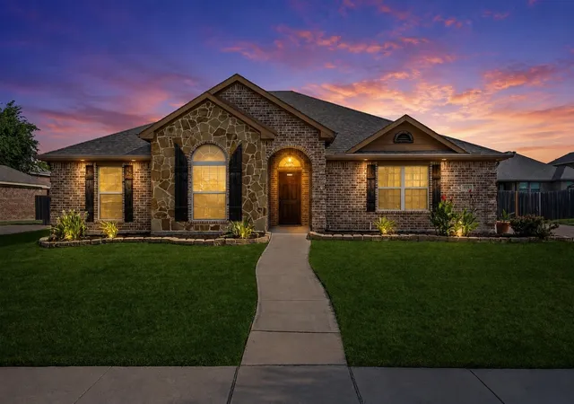 Photo 2 of Single family home for sale at 915 Sage Meadow Dr, Glenn Heights, TX 75154 | MLS# 21346580 | Listing updated on 2026-09-09