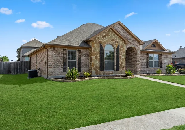Photo 3 of Single family home for sale at 915 Sage Meadow Dr, Glenn Heights, TX 75154 | MLS# 21346580 | Listing updated on 2026-09-09
