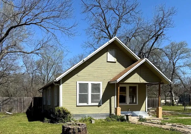 Photo 3 of Single family home for sale at 620 W 12th St, Bonham, TX 75418 | MLS# 21346716 | Listing updated on 2026-07-31