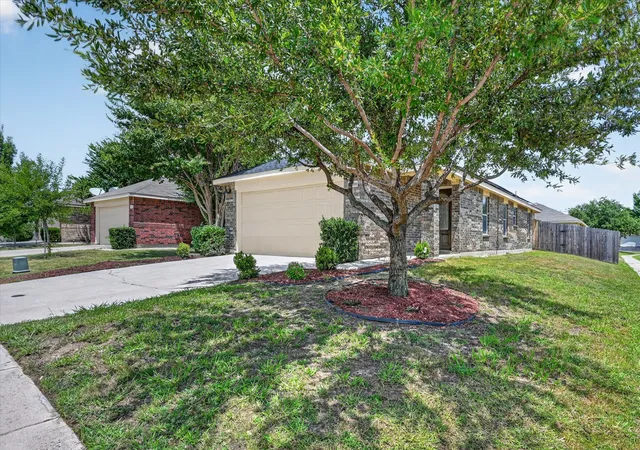 Photo 2 of Sale Pending at 9000 Quarry Ridge Trl, Fort Worth, TX 76244 | MLS# 21347044 | Listing updated on 2026-09-10