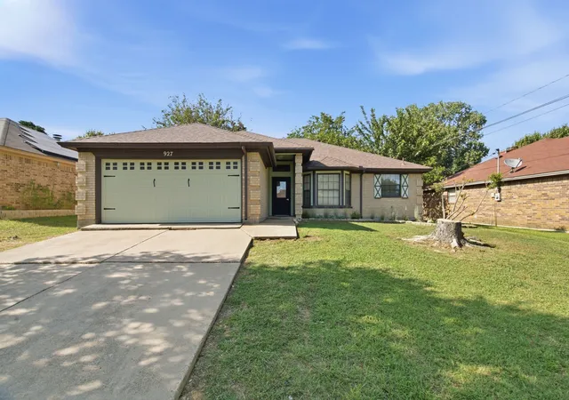 Photo 1 of Single family home for sale at 927 Freestone Dr, Arlington, TX 76017 | MLS# 21344181 | Listing updated on 2026-09-14