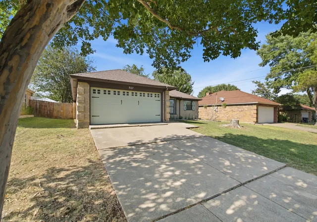 Photo 2 of Single family home for sale at 927 Freestone Dr, Arlington, TX 76017 | MLS# 21344181 | Listing updated on 2026-09-14