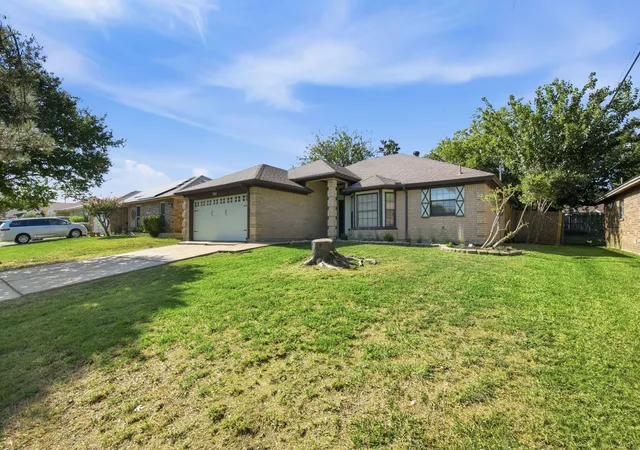 Photo 3 of Single family home for sale at 927 Freestone Dr, Arlington, TX 76017 | MLS# 21344181 | Listing updated on 2026-09-14