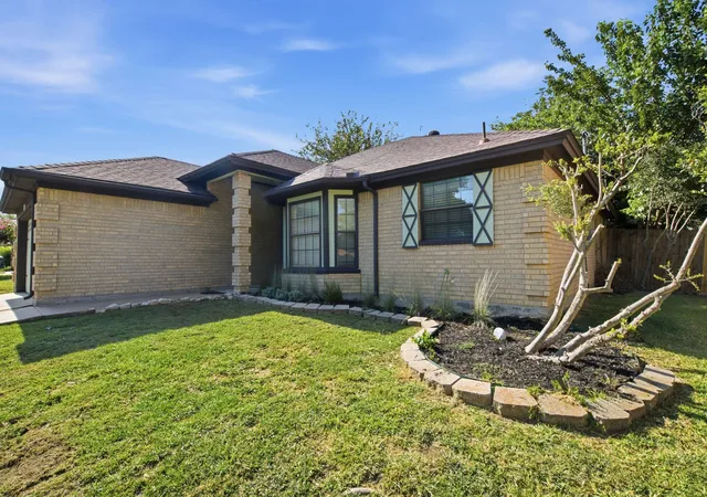Photo 3 of Single family home for sale at 927 Freestone Dr, Arlington, TX 76017 | MLS# 21344181 | Listing updated on 2026-09-14