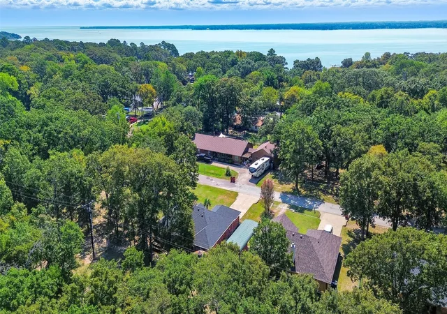 Photo 3 of Single family home for sale at 332 Comanche Trl, Quinlan, TX 75474 | MLS# 21347100 | Listing updated on 2026-10-04